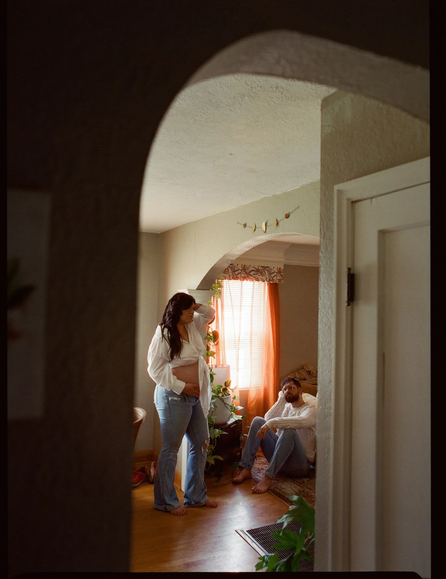 A lil&rsquo; in-home photo moment for Morgan and Will while they wait for baby to arrive in a few weeks. 

&bull; medium format 120 film

dakotaburnsphotography.com

📍Nitro, WV