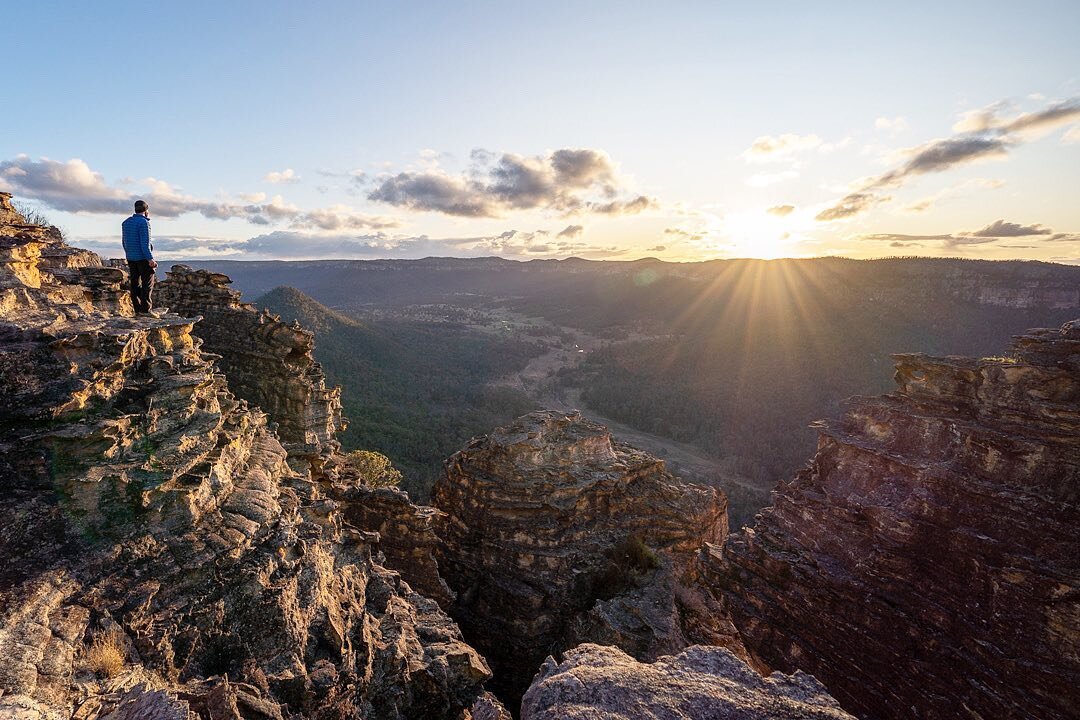 Gazing down at a dreamy Wolgan Valley Sunset view with @jeremymurrayphotography 

**********************************************
Beautiful Sunset Hour moment view of Wolgan Road from one of, my favourite Donkey Mountain&rsquo;s frames, Gardens of Sto