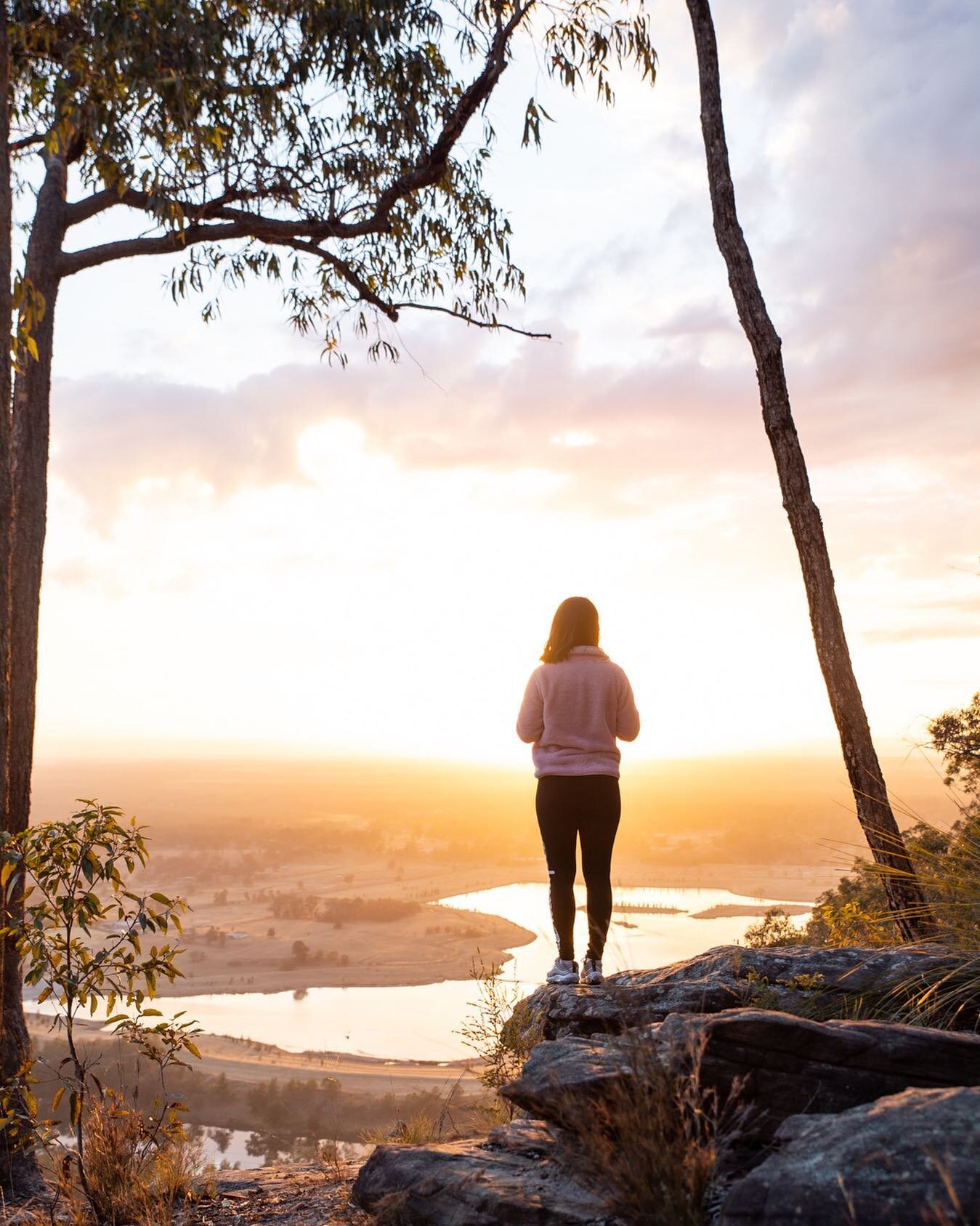 Good morning Sydney!

What better way to start a Blue Mountains day than to bask in that early morning glow! Gazing down at an endless view of Sydney from the edge of the Mountains - that early morning sparkle really warms the soul!

****************