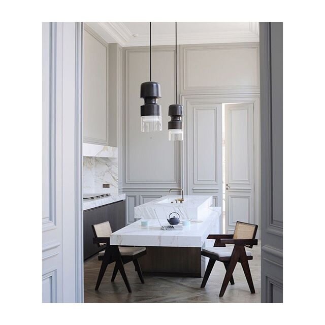 INSPO // Dine in kitchen by Joseph Dirand.⁠
⁠
⁠
#parisianapartment #josephdirand #paris #apartment #globalinteriors #herringbonefloorboards #ornatewallmoldings #detailing #classicfrenchdesign #saintgermain #townhouse #wallpanelling #whitewashedwalls 
