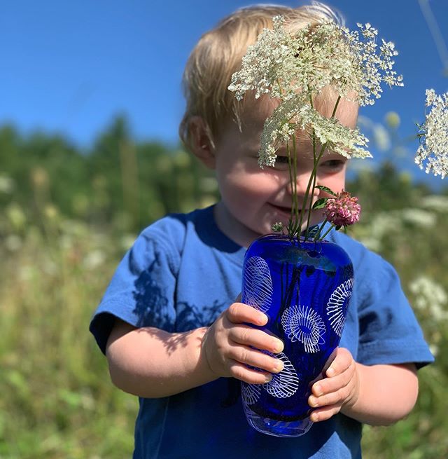 Little bunny loves picking flowers for all the vases 🌾
-Jelly vase
#glassgiora#glassart#maine#maineartist#handmade#handmadeglass#glassblowing#hotglass#fallflowers#flowergirl#littletuibird#blueglass#jellyfish
