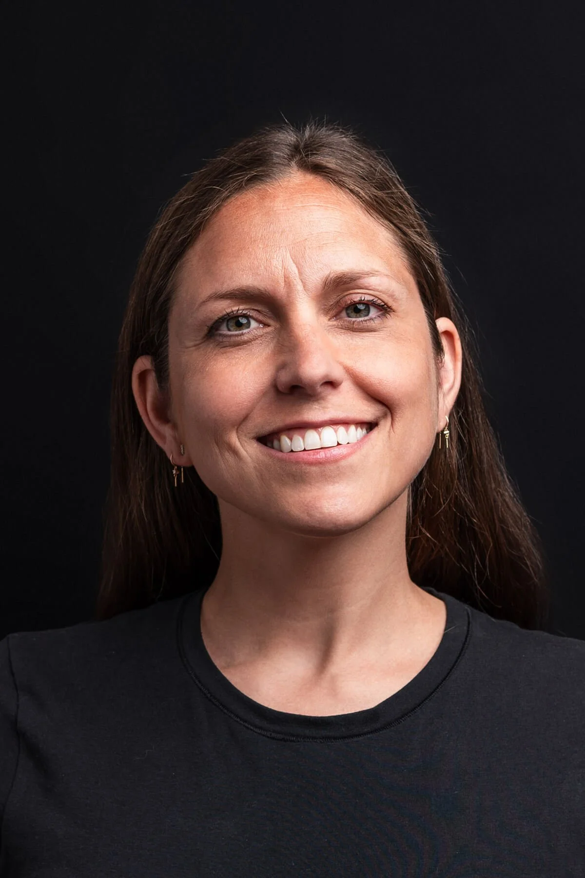 Cara Warren portrait session for social media and LinkedIn profiles with Black background, photography by Daniel Ponce in San Francisco