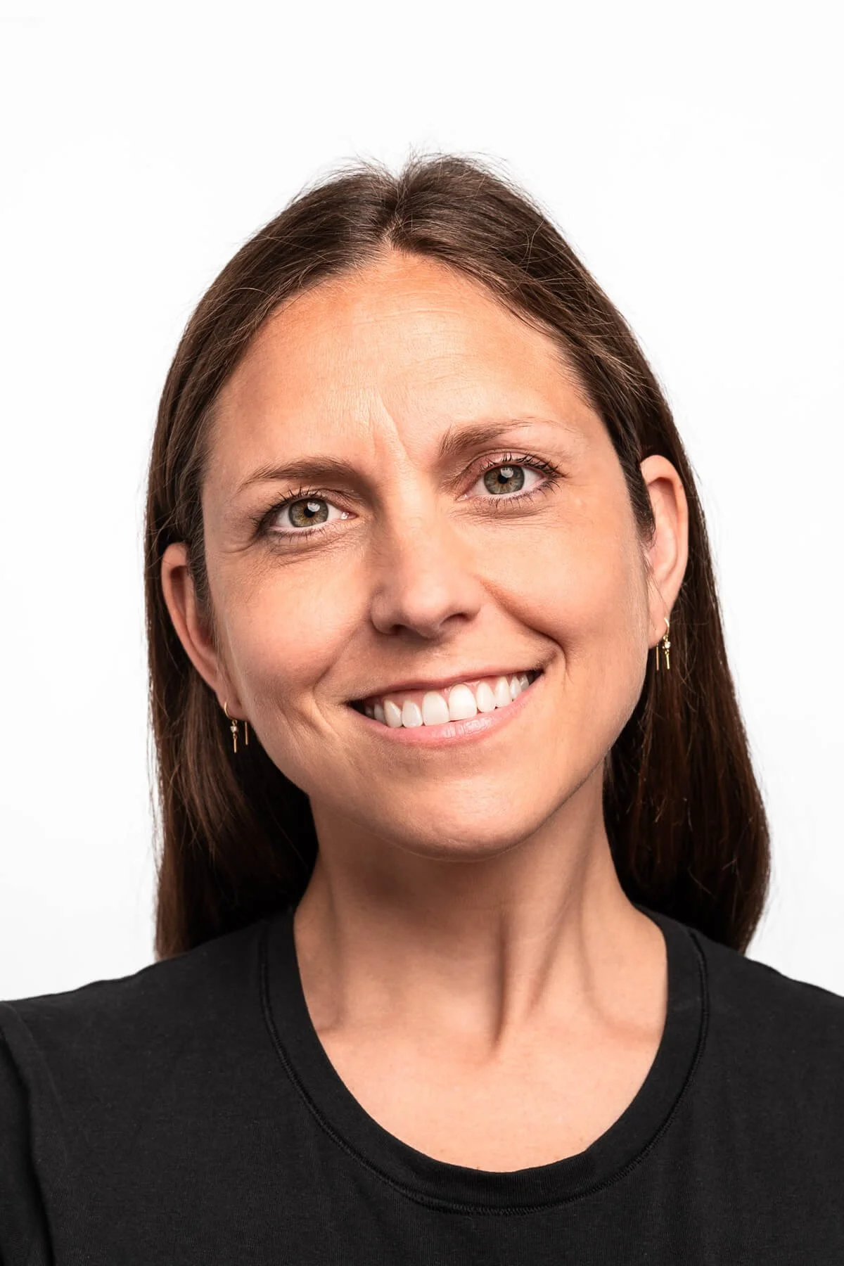 Cara Warren portrait session for social media and LinkedIn profiles, facing straight to camera, photography by Daniel Ponce in San Francisco