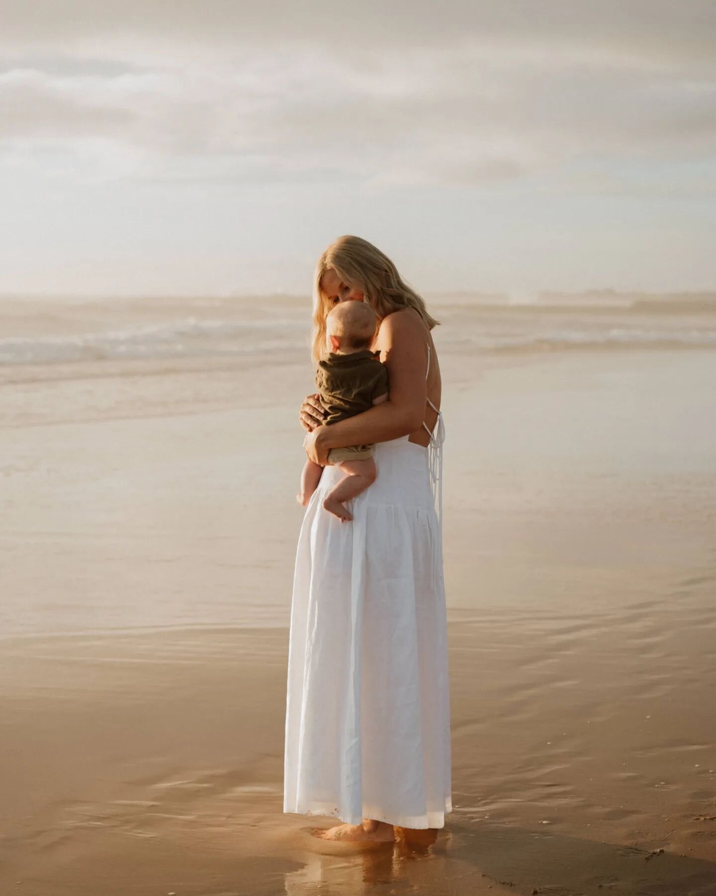 Dreaming of more Sunrise days like this 😍 If you're keen, let's lock it in ✨️🫶🏻
.
.
.
#elizajadephotography ⁠#familyphotos⠀⁠
#southcoastphotographer #wollongongfamilyphotographer #illawarrafamilyphotographer #wollongongphotographer #familyphotogra