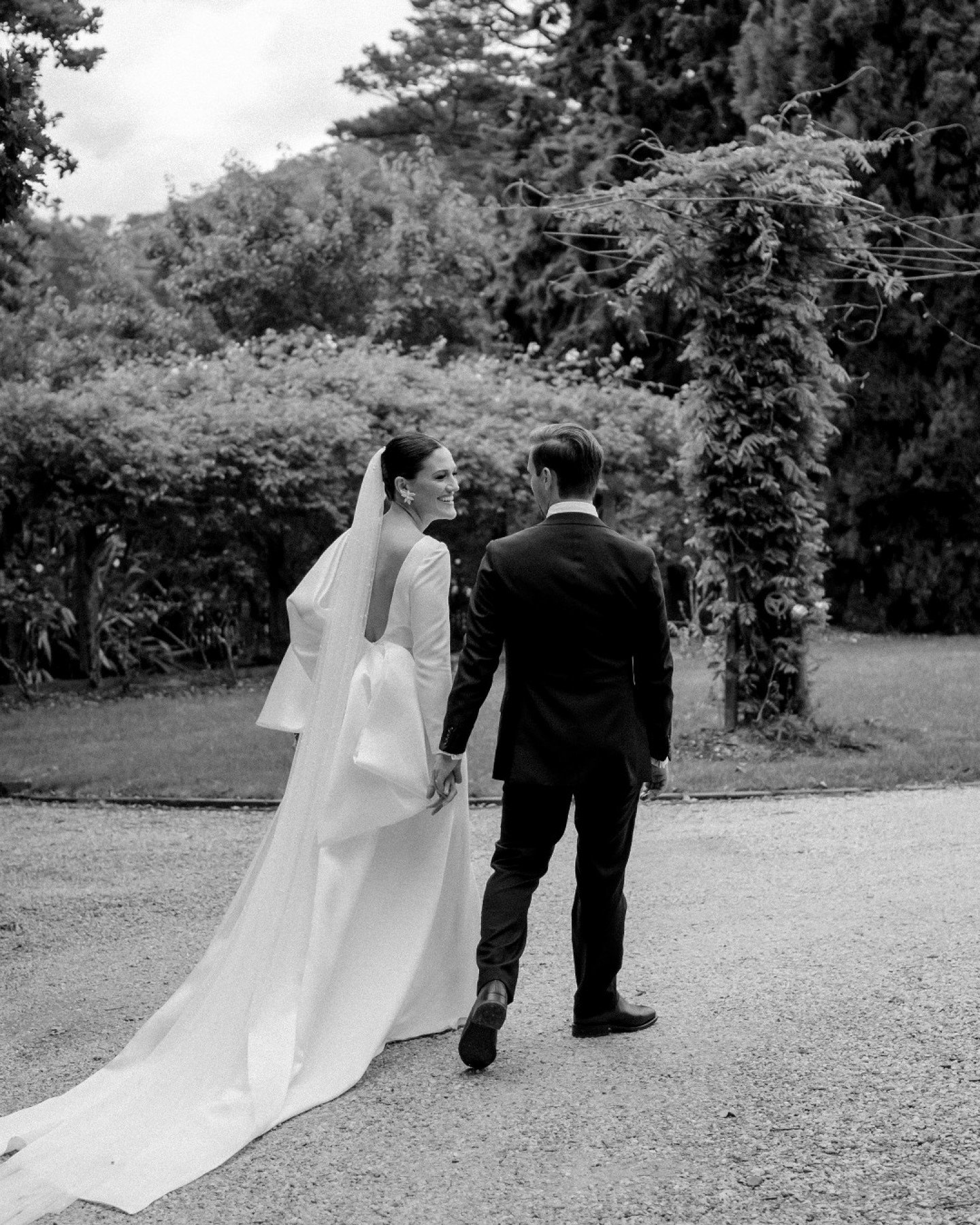 Quiet moments for just for the two of you, strolling through the gardens at the venue of your dreams 🤍