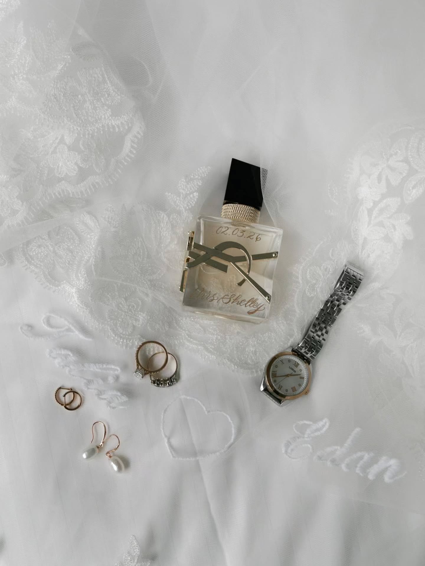 Different mornings. Same goal. 
~

photographer &mdash; @elizajade
content &mdash; @altarsocials
florals &mdash; @seathistlefloriography
hair &mdash; @forthebride__
dress &mdash; @kyhastudios
venue &mdash; @thewoodsfarm 
suit &mdash; @institchu 
brid