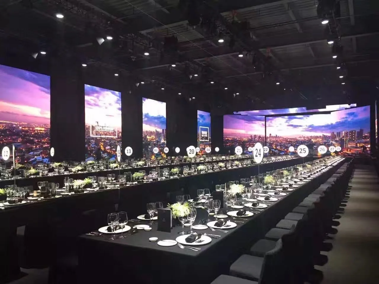  The sit-down dinner table accommodated the guests, while gigantic LED screens provided the captivating atmosphere with urban scenes. 