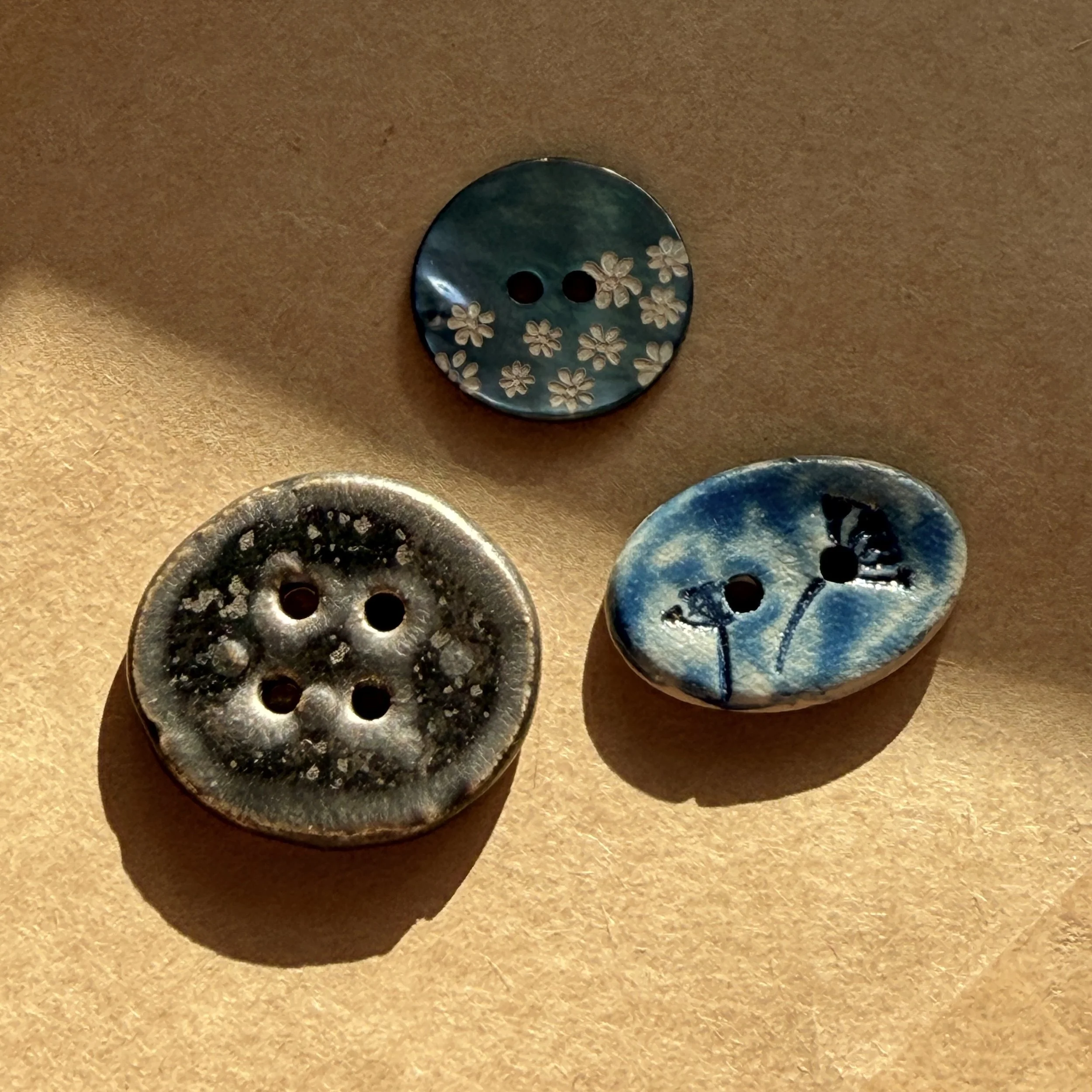 Dei to nedste er laga for hand i keramikk. 150kr. 