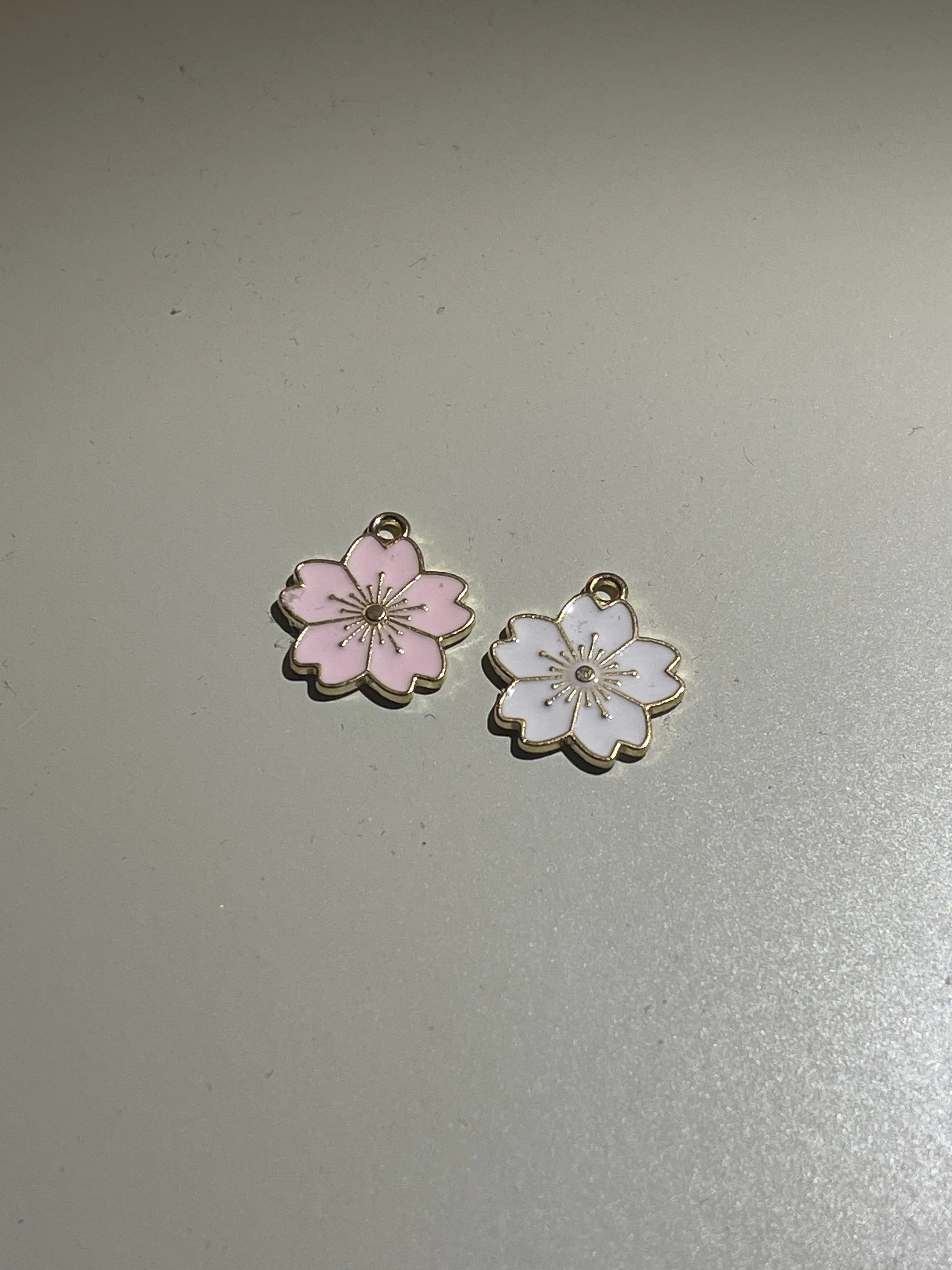 Sakura-anheng i kvitt og rosa