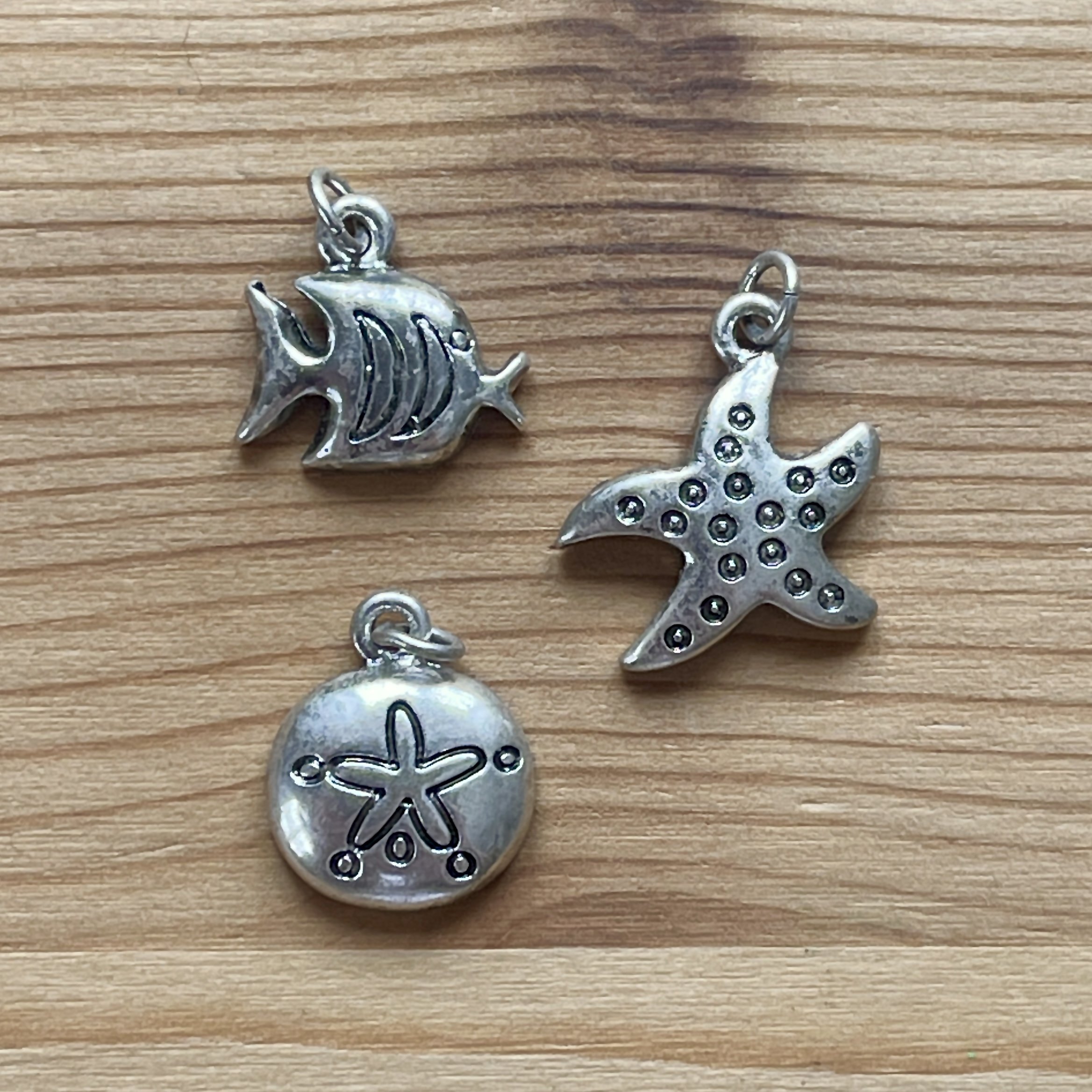 Maritime anheng i sølv-farge.