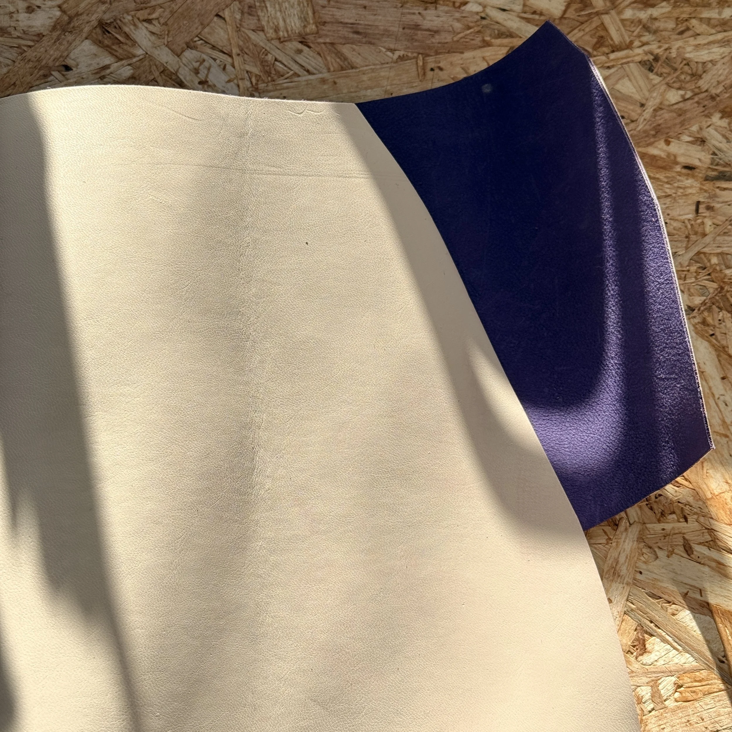 Blank off-white og semska lilla - unik moglegheit til å kunne bytte farge etter sesong og humør. Stort nok til medium etui. 