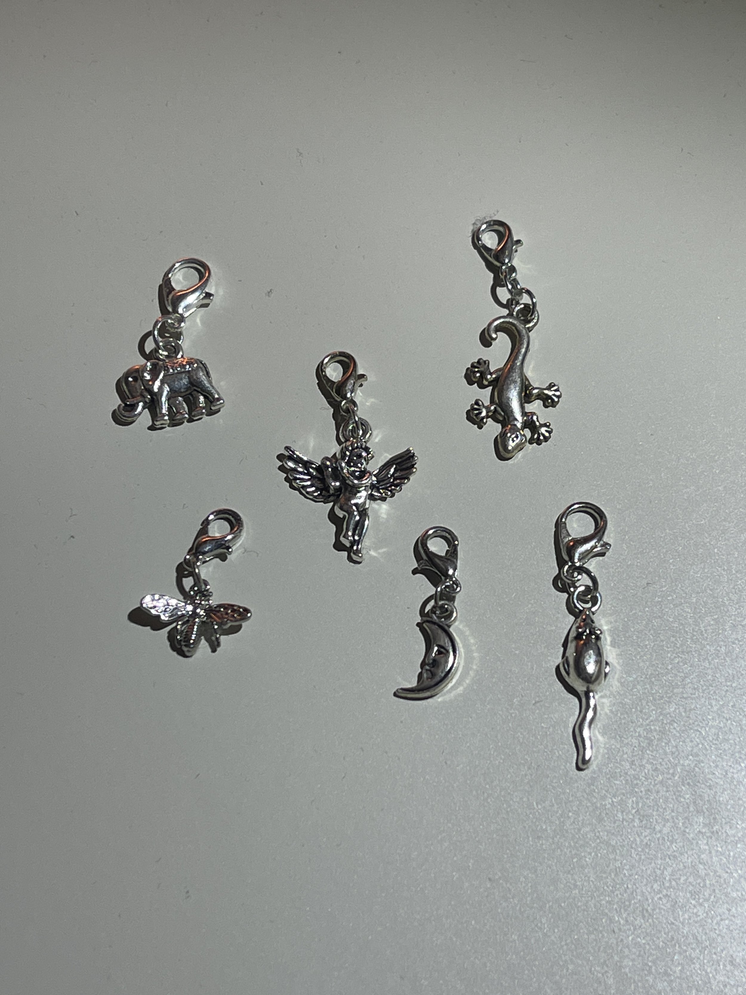 Diverse anheng i sølv-farge