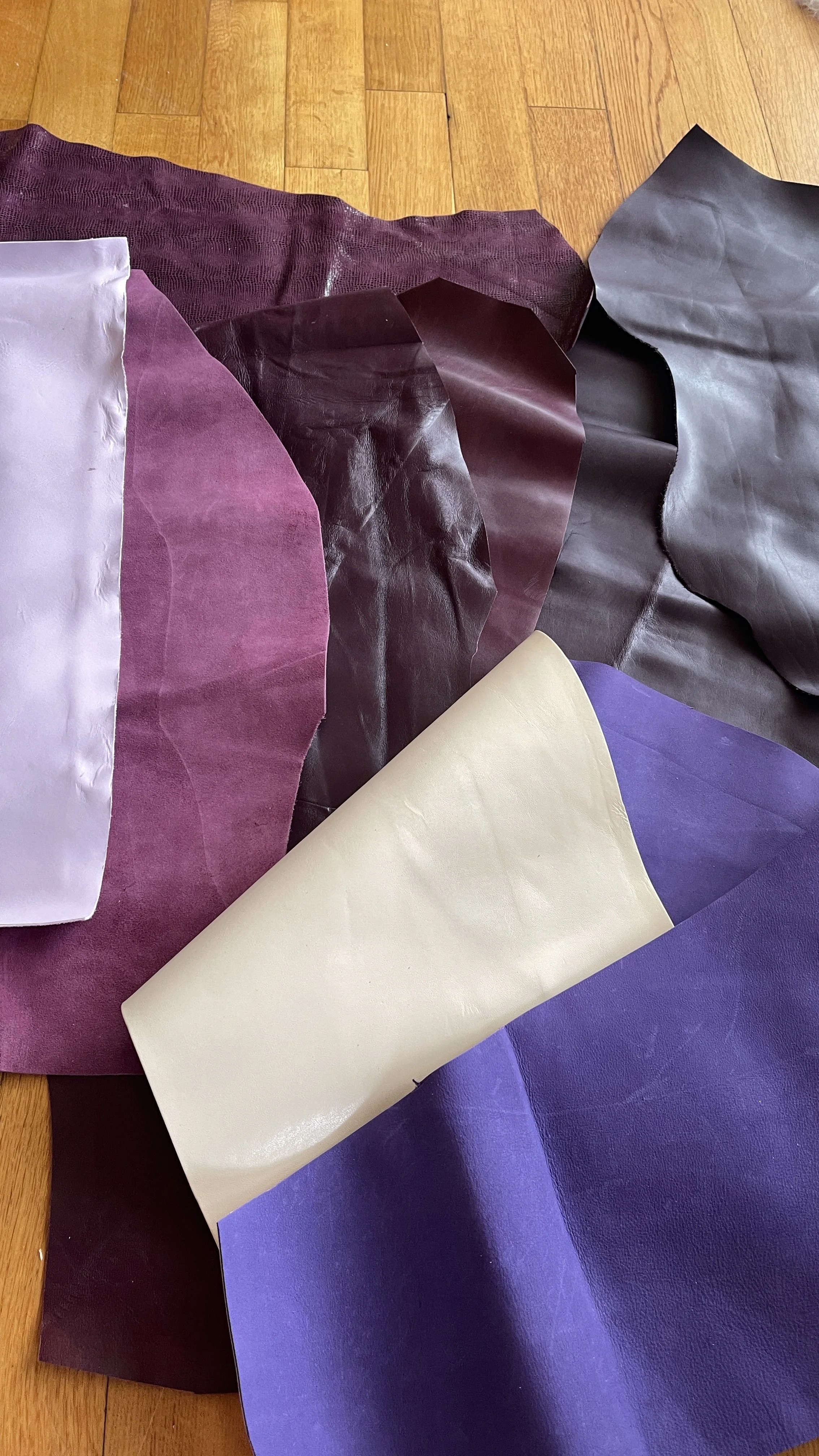 Lilla resteskinn i ulik farge, tone og tjukkelse