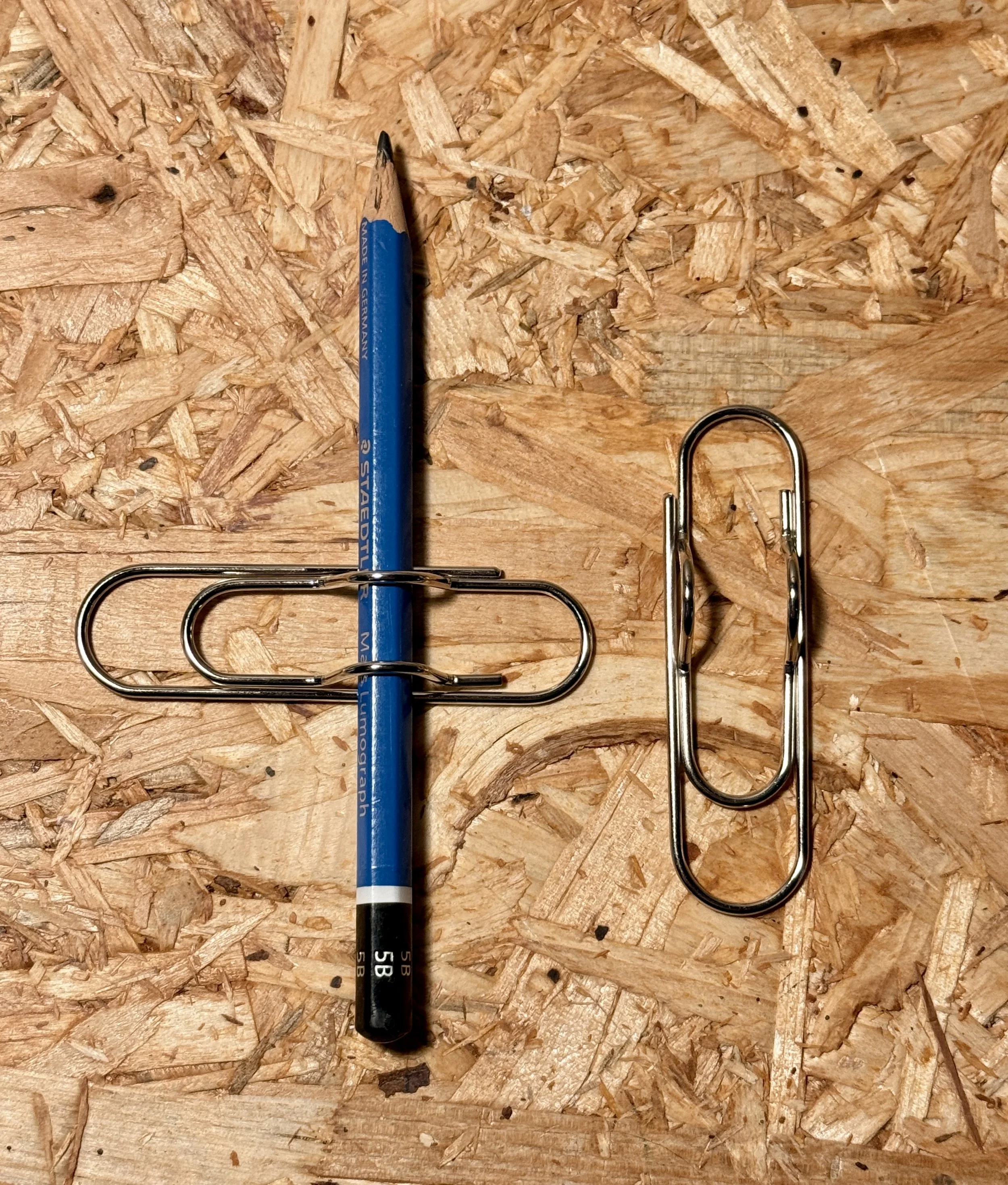 Binders som og funkar som penneholder. 