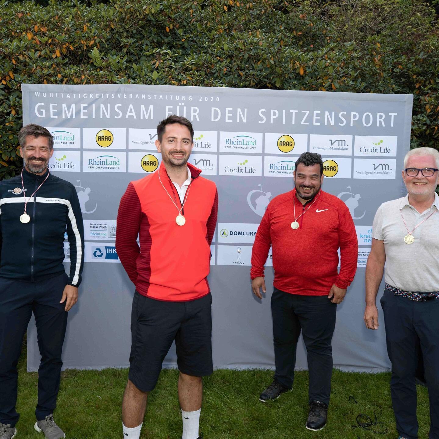 Erstes Turnier nach dem Shutdown: 
Erster Sieg! 🏆
Vielleicht sollte ich die Sportart wechseln?🏌️&zwj;♂️Vielen Dank an alle Beteiligte f&uuml;r den sch&ouml;nen Tag! 

&mdash;
📸: @partner.sport.bildung 
&bull;
&bull;
&bull;
&bull;
&bull;
#fechten #