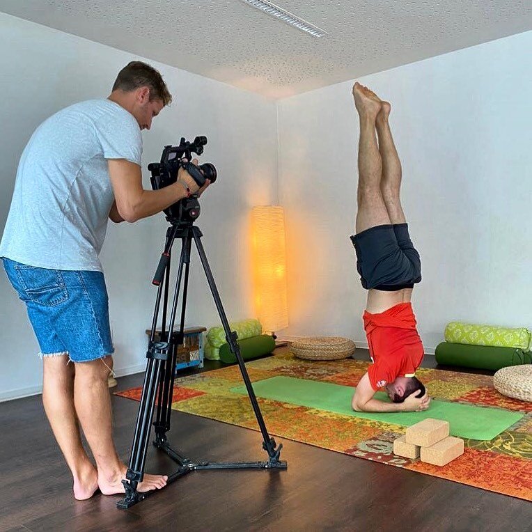 Gestern eine kleine Yoga-Session mit @sidmarketing für @teamdeutschland gehabt. Demnächst werdet ihr dazu 5 Kurzvideos auf @tiktok finden! Ich muss jetzt erstmal meinen üblen Muskelkater wegmobilisieren 🙈
&mdash;&mdash;
#multofuego
&bull;
&bull;
