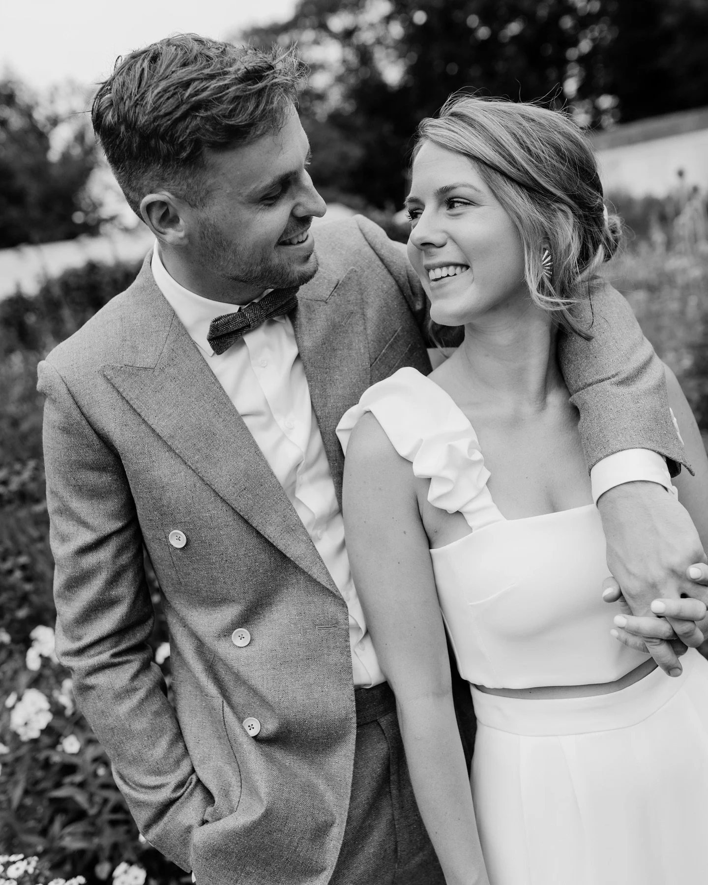 Het trouwfeestje van Leanne &amp; Matthijs was me er een. Ongedwongen, intiem en lekker veel buiten zijn. Bij aankomst was ik gelijk al verliefd op hun trouwoutfits en de mooie omgeving. De indrukwekkende moestuin stond in bloei en bleek de perfecte 