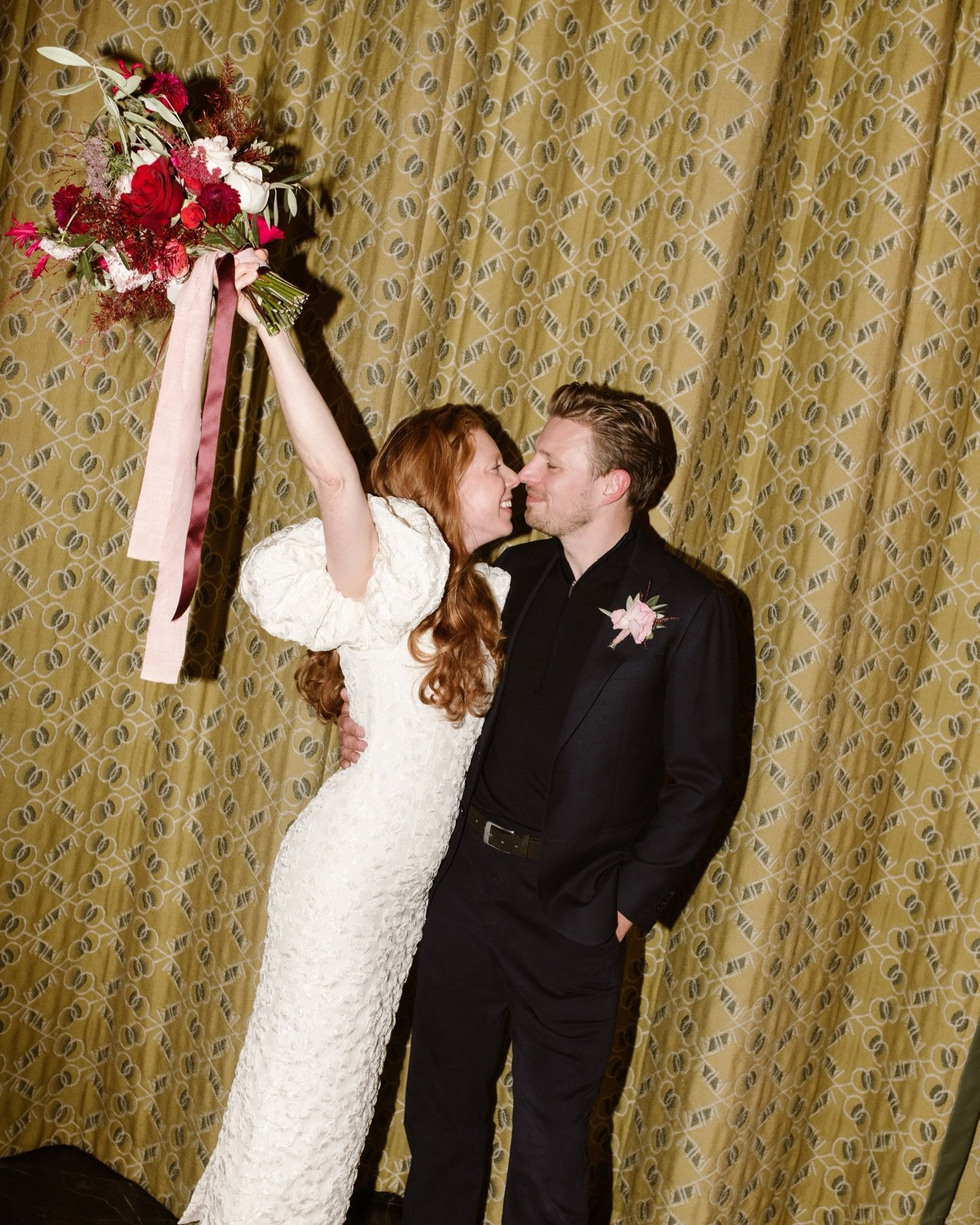 Door deze grijze dagen zit je misschien al met je hoofd bij het voorjaar, maar ik blijf nog even wegdromen bij afgelopen herfst- en winterbruiloften.
 Zoals deze fijne stadhuisbruiloft in Leiden (oh my&hellip; dat stadhuis blijft echt stunning).

Met