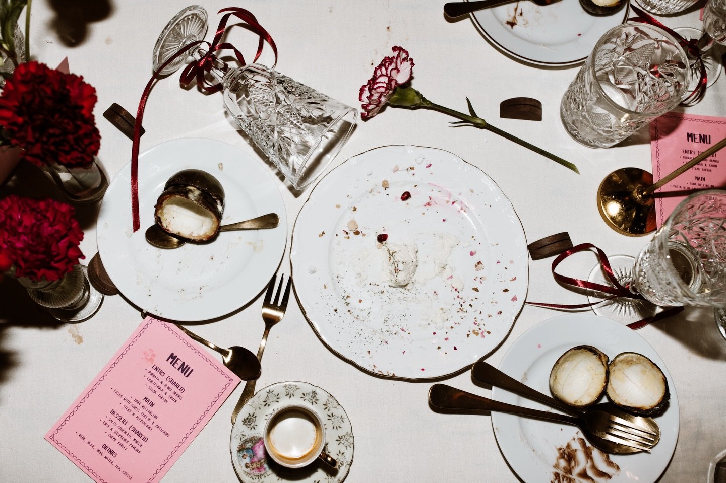 Als je goed kijkt hoor je de verhalen nog: gelach, klinkende glazen, speeches die raakten 🤍

#bruidsfotograafnederland #bruidsfotograaf #bruidsfotografie