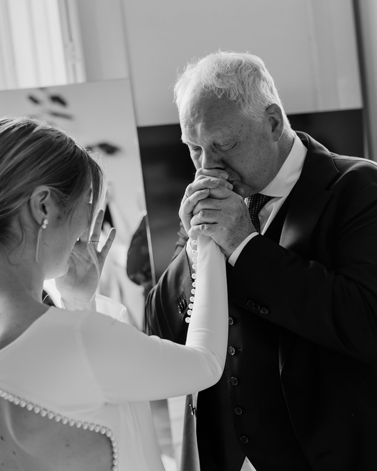 Big feelings voordat het allemaal echt gaat gebeuren 🤍

Trouwlocatie: @plantagerococo 
Styling: @amare.styling 
Video: @thedreamersnl 
Bruidstaart: @sharonpdl 
Band: @hugosipsmusic 
Trouwjurk: @mwlbride 
Mua: @bodinemetz 
Trouwfotograaf: @sofie.s.ph