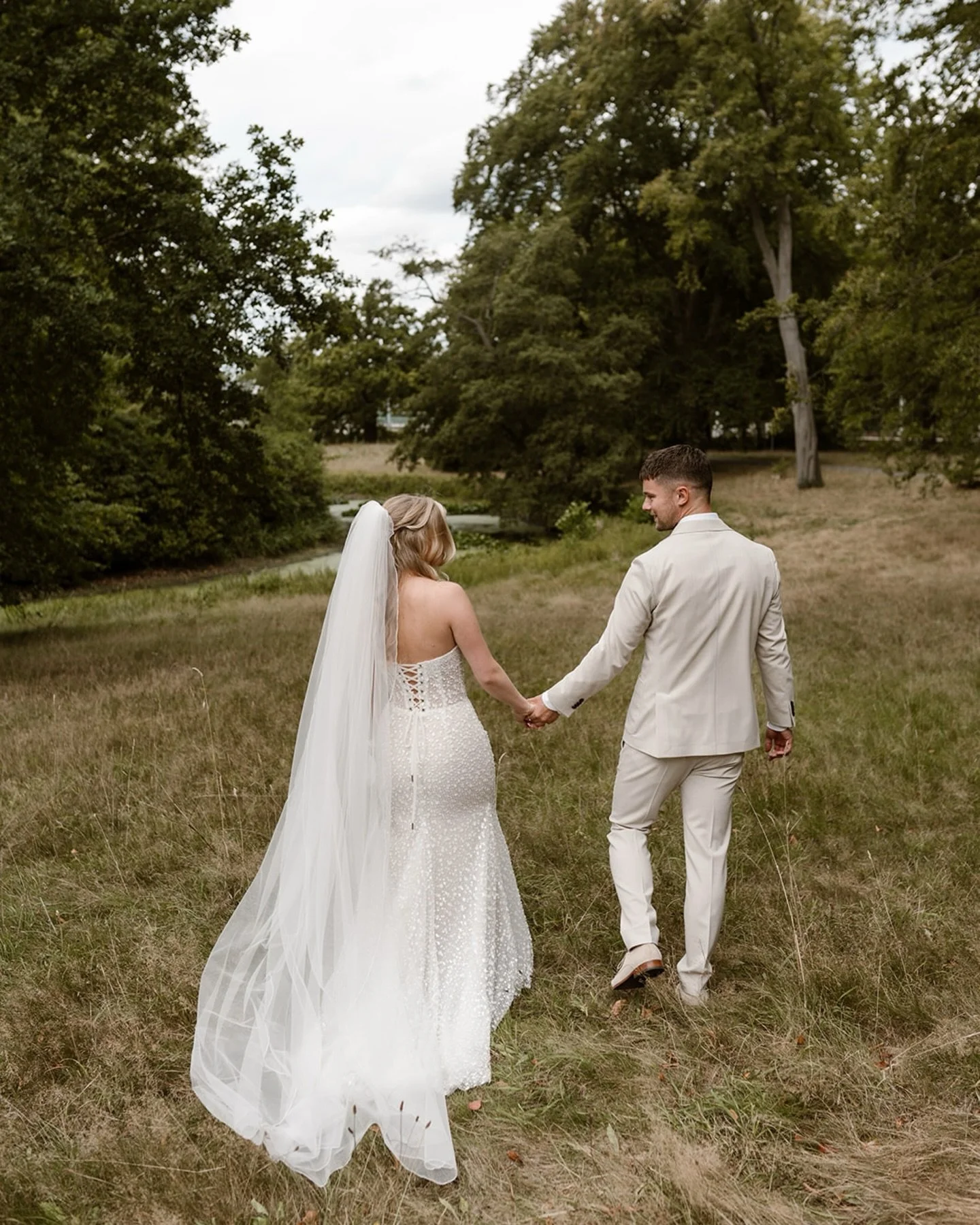 Schitterende locatie. Check. Nog mooier bruidspaar. Check. Zacht licht. Check.

En dan die chemie. Niet gepland. Niet te sturen. Wel onmogelijk om niet te delen.

Fun fact: Laura is een zelf een fantastische fotograaf en ontwerpt! Check haar werk: @l