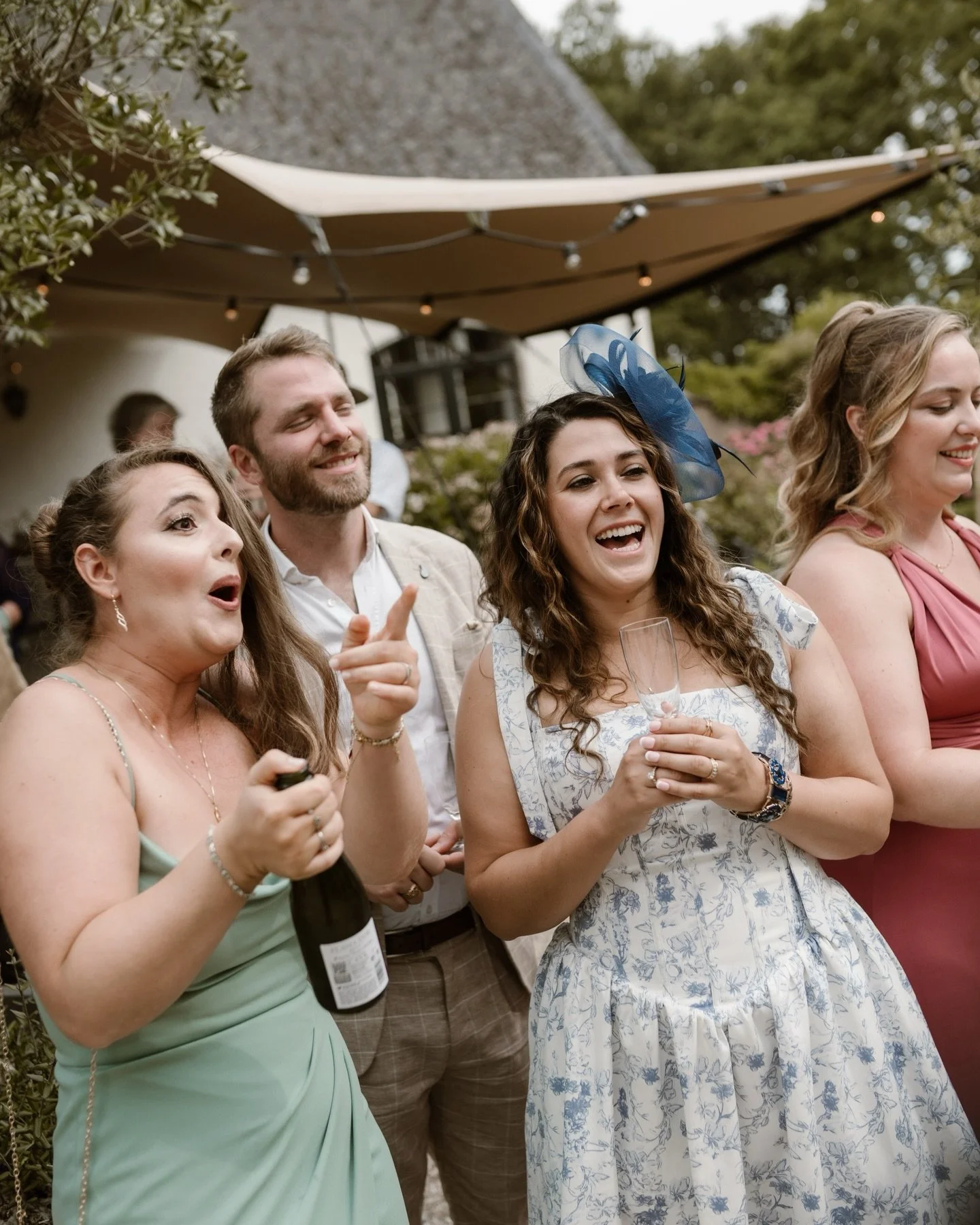 Yay! Happy weekend iedereen ✨ Tijd voor uitslapen en samen leuke dingen doen.

Net zoals hier: samen aftellen, samen poppen 🍾 en samen proosten op de liefde. Hoe bijzonder dat &aacute;lle daggasten meededen aan het allereerste proostmoment van dit b