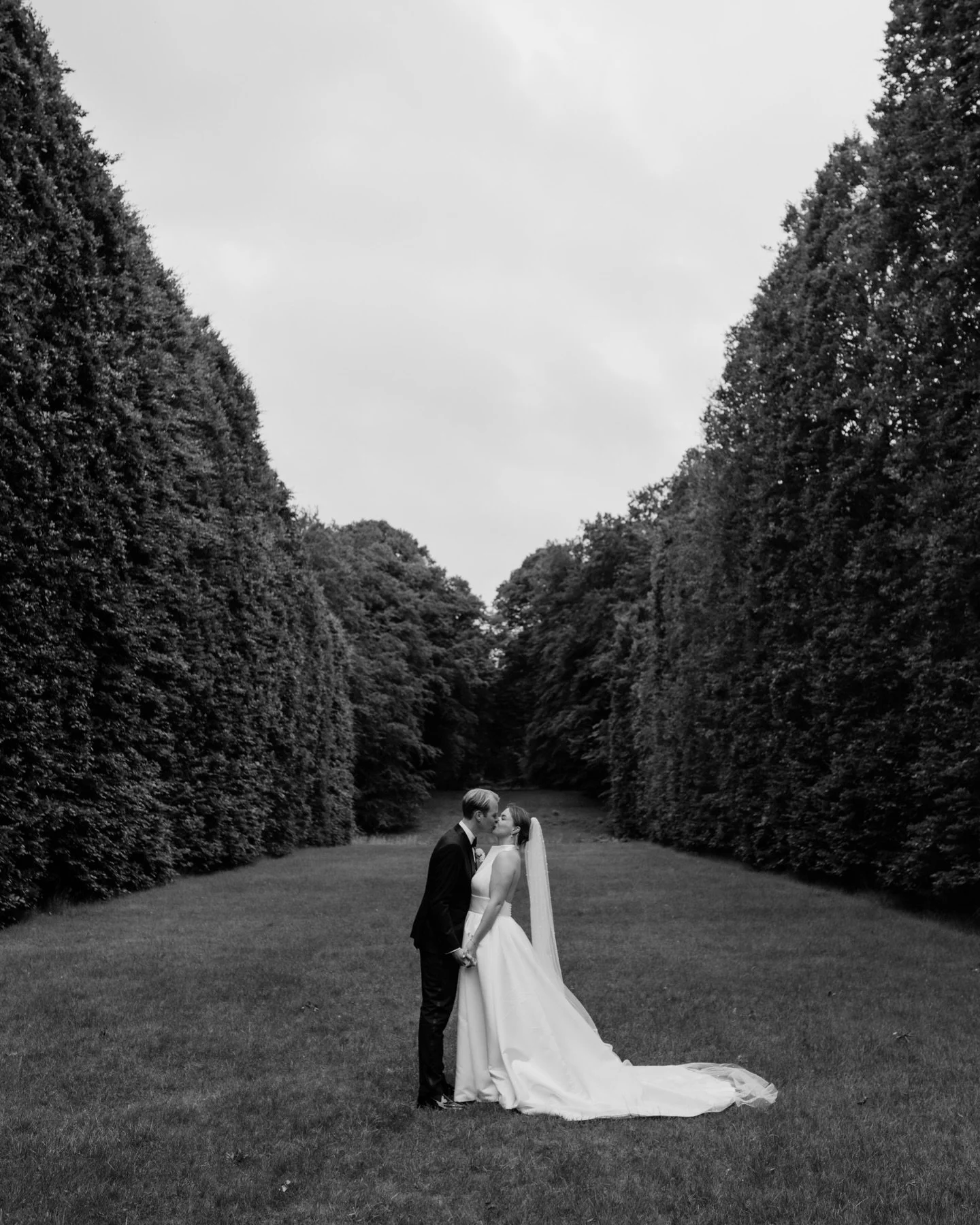 Even ontsnappen van je gasten (𝘫𝘢, 𝘥𝘢𝘵 𝘮𝘢𝘨 😌). 

Je hoeft echt niet uren weg te zijn van je eigen bruiloft om mooie beelden te krijgen. Op de bruiloft van A&amp;A gingen we tussen het diner en het feest er even vandoor om wat mooie plaatjes 