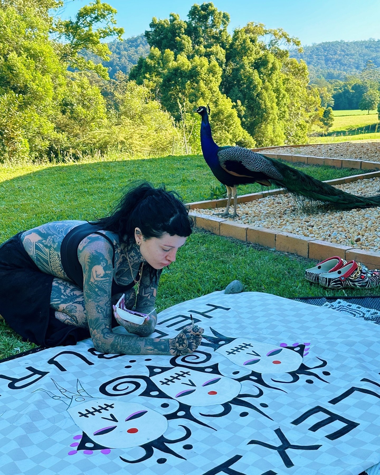 Two nights off grid with my beautiful and talented friend @demi.iacopetta 🦚 to get our banners painted ready for @theirongatetattooconvention last month. The perfect reset before a busy month of conventions, work and travel. So lucky to live this li