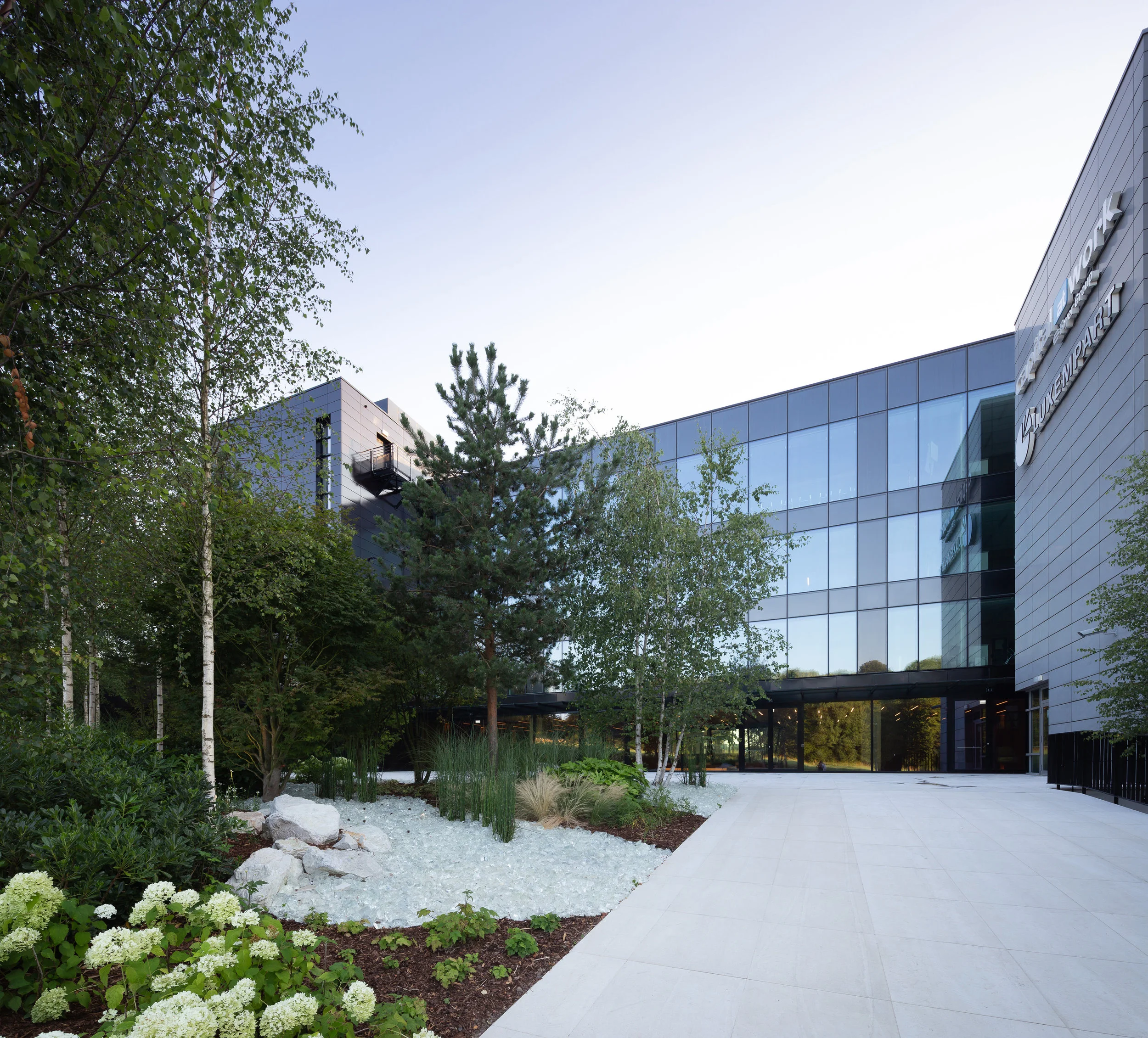 bureaux_foyer_assurance_luxembourg_patios_jardins_outdoor_garden_christophe_gautrand_paysagiste_3.jpg