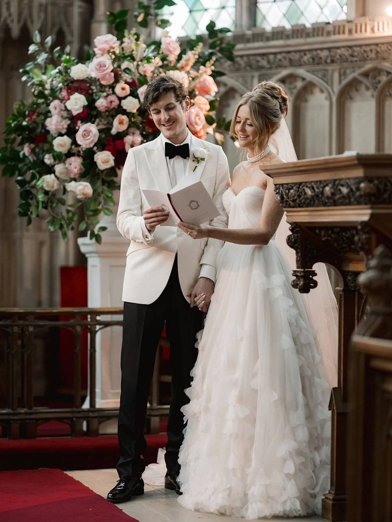 J+A at Ashridge House @ashridgehouse 
Deep reds and opulent peaches on a bed of blush tones paired with seasonal greens. Abundant, bespoke and as personal as this couples love story 🤍
J+ A Fairytale Wedding at Ashridge House.
Planning @emmawestac