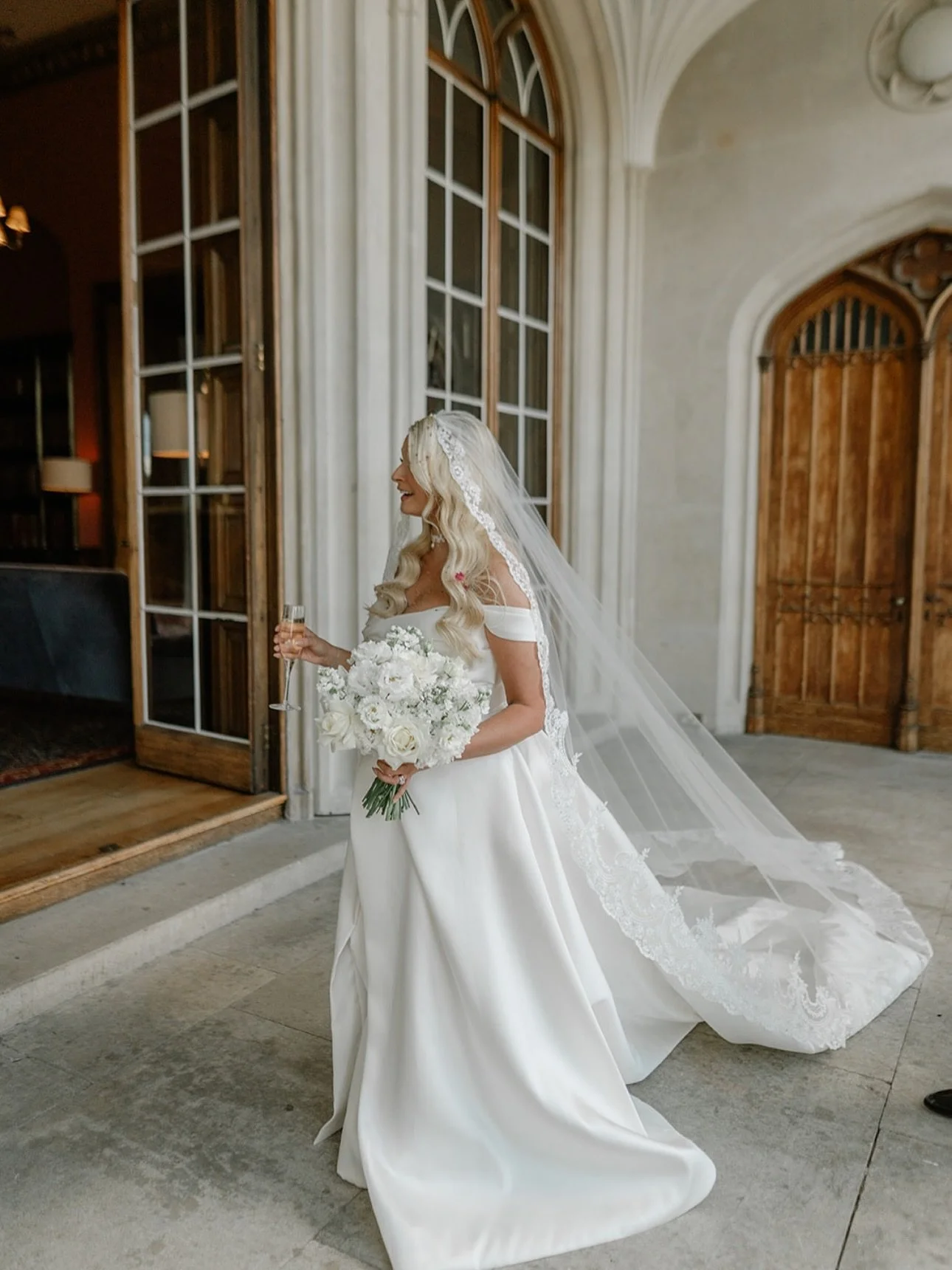 We have the most amazing couples! I know, I said it many times, but it was an absolute pleasure to work with Aimee and Ryan. They had shared their ideas and vision and let us do our part.
White abundant textures florals with a touch of ‘someth