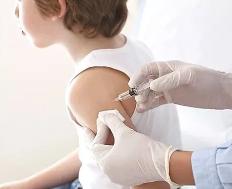 VACUNACIÓN PARA NIÑOS Mantenemos la salud de tu pequeñoEn NONA Pediatría estamos comprometidos con la salud integral de tu bebé, nos declaramos PRO-Vacunación. Sabemos el impacto positivo que genera tanto en la salud de tu bebé como en la sociedad.