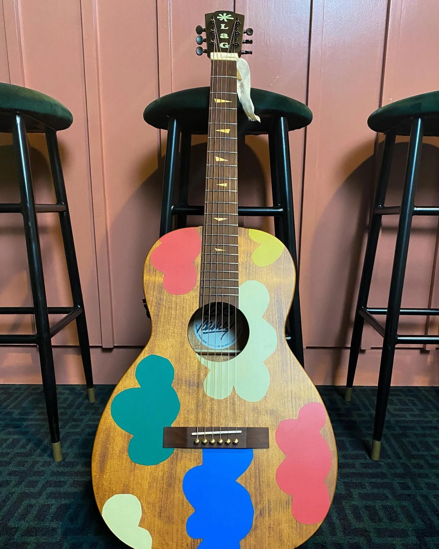 After a successful collaboration on a first signature model, @vianneymusique wanted to explore new sounds and offer guitarists a new experience, while adding his own touch of originality.&nbsp;
&nbsp;
💡His research led him to our @lagguitars Parlor,