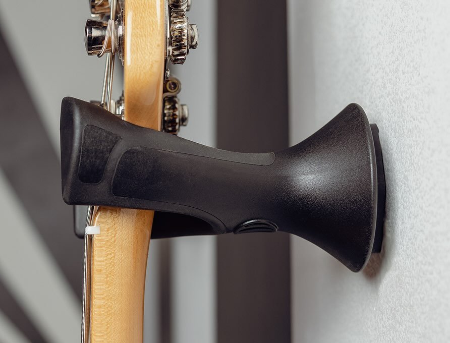 Say goodbye to clutter and hello to sleek, modern design! The @ernieball Guitar Wall Hanger offers the perfect blend of style and functionality for displaying your prized instruments.&nbsp;
&nbsp;
Here&rsquo;s why it&rsquo;s a must-have:
&nbsp;
✅ Hol