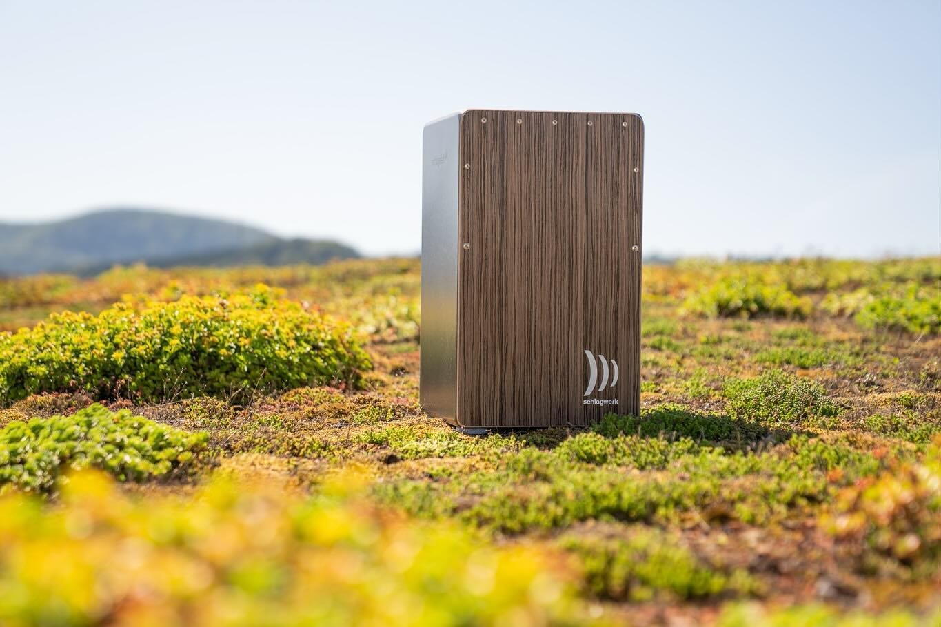 The @schlagwerk CP90 Cajon Rudiments Vintage Walnut 🤘&nbsp;
&nbsp;
The Rudiments series, with an unbeatable price-performance ratio in the cajon area, convinces with a premium veneered playing surface.&nbsp;
&nbsp;
The result is convincing all aroun