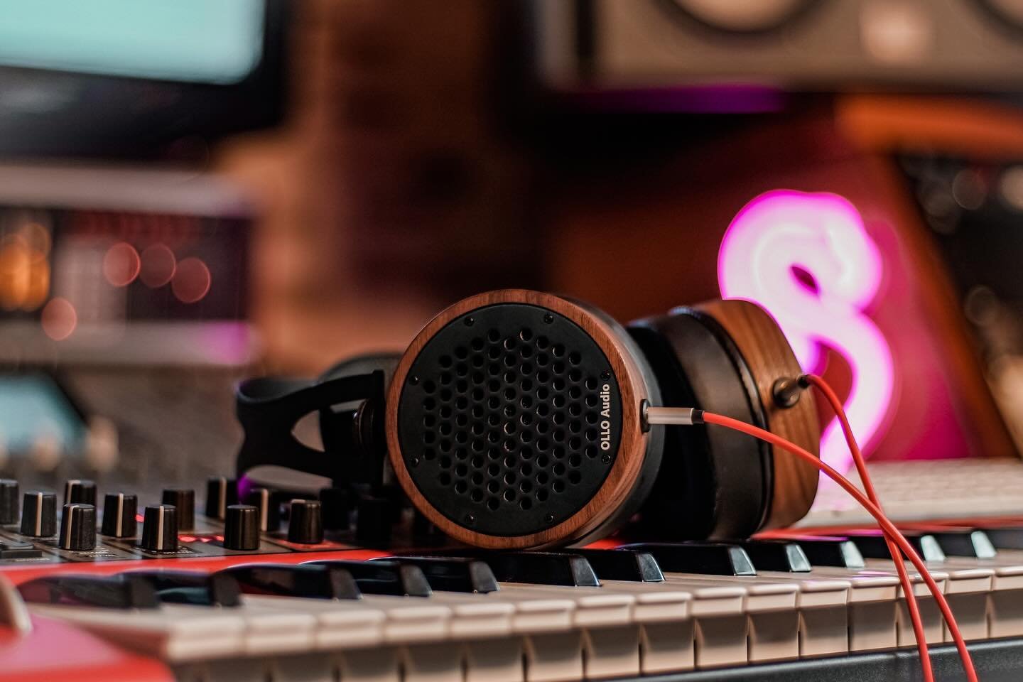 It&rsquo;s #TeachMeThursday time!&nbsp;🤘
&nbsp;
💡Did you know that every* new @olloaudio headphone includes an individual calibration file and a free plugin called USC-1?
&nbsp;
OLLO headphones are acoustically flat within ~2dB tolerance from the t