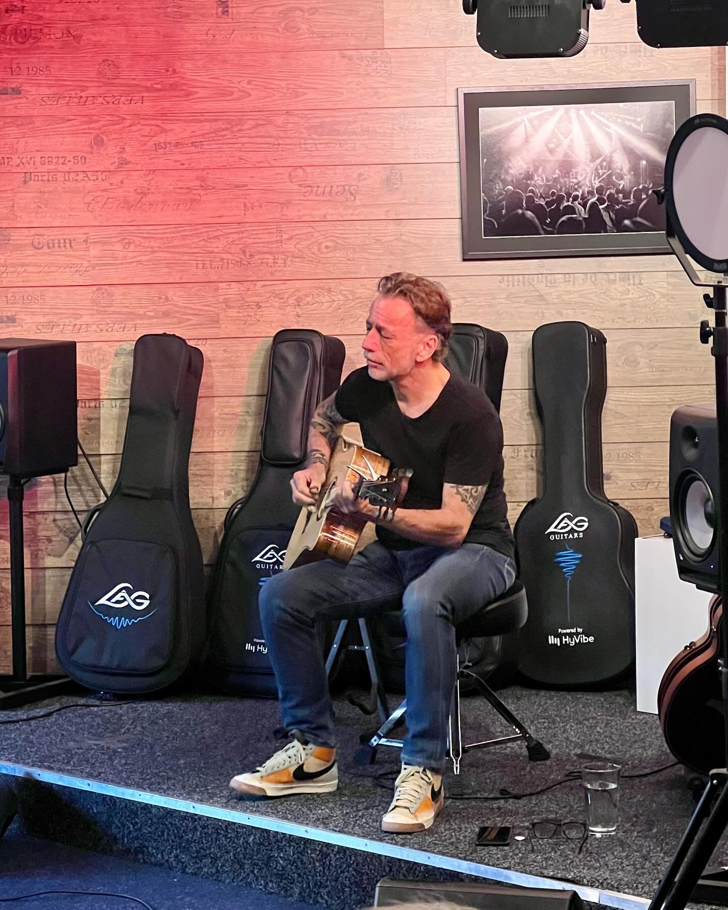 @the_guitarshop in Apeldoorn welcomed everyone on Saturday, May 4th for a free @lagguitars HyVibe Demo, presented by none other than @joostvergoossen !
&nbsp;
Huge gratitude to everyone who attended!&nbsp;🙏
&nbsp;
🥹 Missed it?&nbsp;
&nbsp;
Don&rsqu