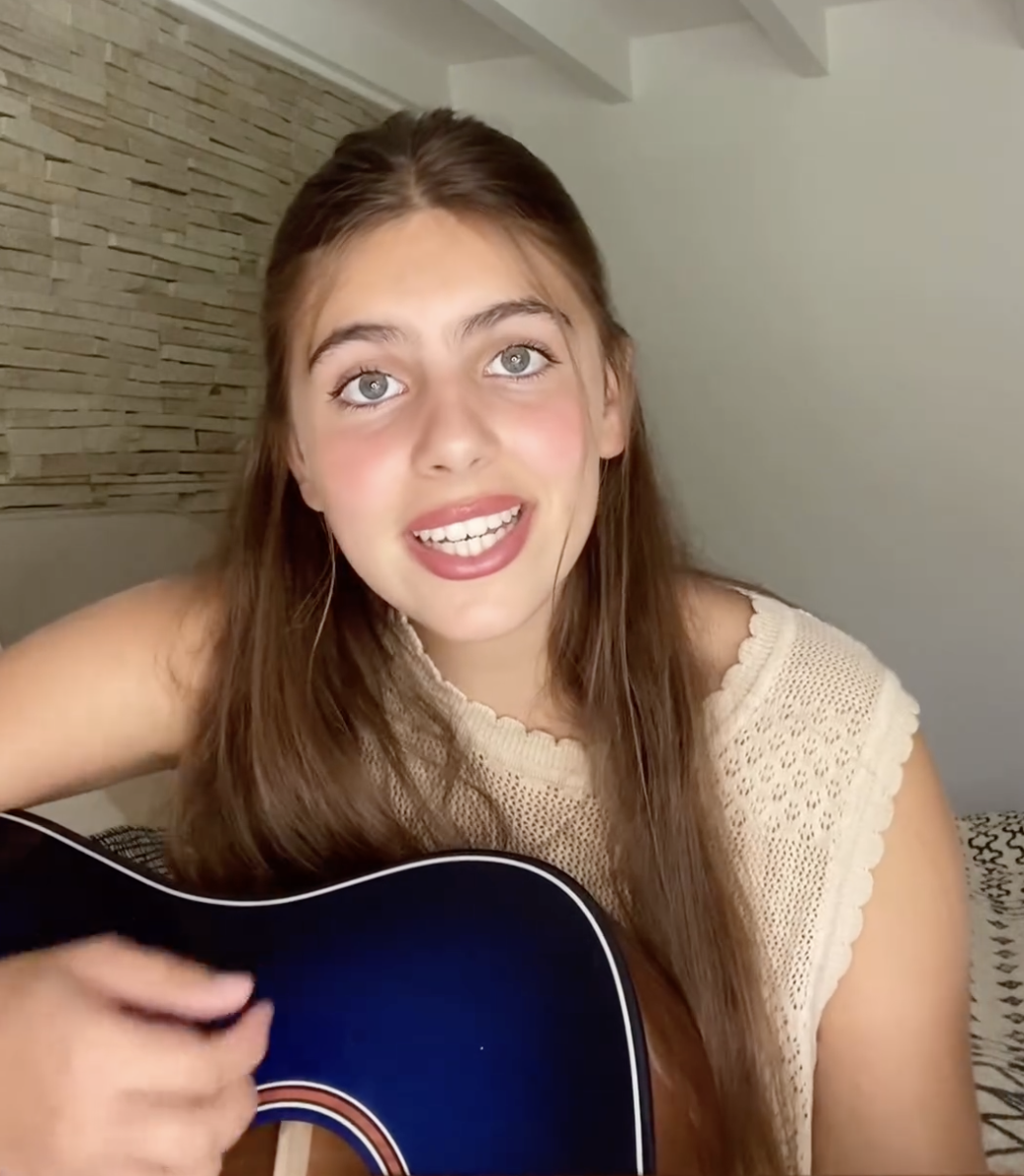 Manou schepens with her Lag guitar