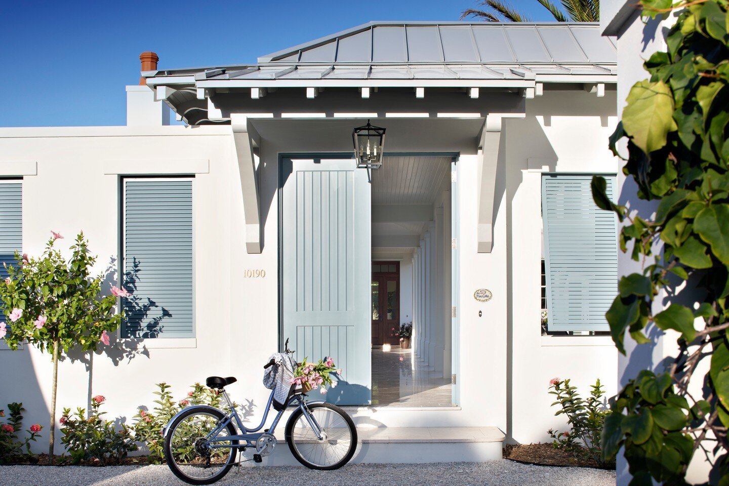 Did someone say it's #nationalbiketoworkday? Count me in! 🚲
📸: @jessglynnphoto

--

More #CoastalModern at www.LeahMuller.com