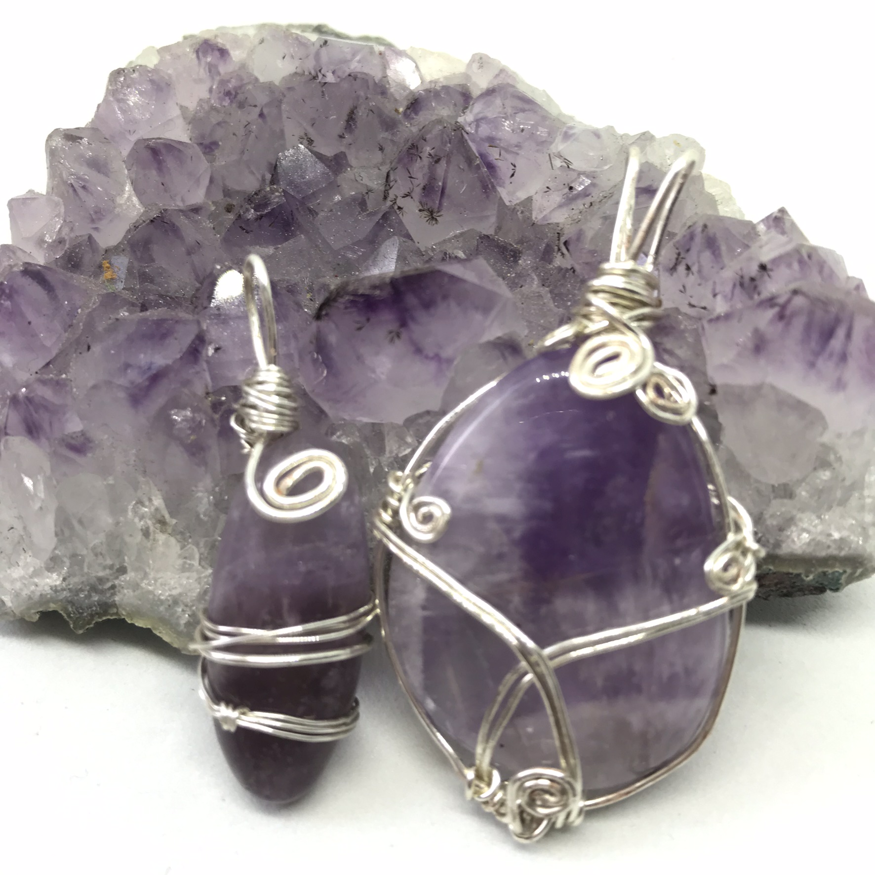 Amethyst Amethyst is both a healer and a cleanser, particularly beneficial in centering the mind. it's calming influence has the ability to help soothe stresses and encourage focused, balanced thinking. the powerful vibrations emitted by amethyst are traditionally used to enhance spiritual insight and stimulate the third eye. Us Gemstoners can be quite scatty, we use amethyst to refocus our thoughts and absorb itS serenity.