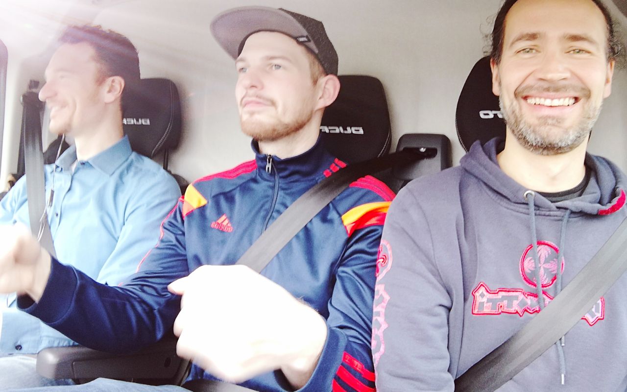 Am Morgen danach: Auf dem Weg nach Schleswig. Jan Karlsson an der Technik, Tobi Hebbelmann am virtuellen Steuer, Eddi am virtuellen Selfie-Stick. Alles glückliche Männer, die zu einer gelungenen Premiere unerlässlich waren