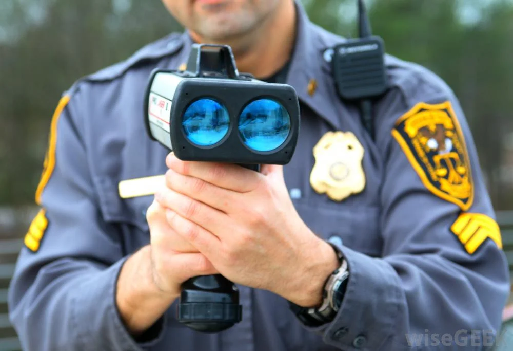 policeman-holding-laser-speed-detector pic.jpg