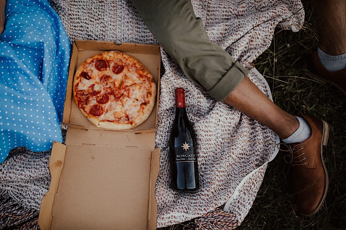 15_Fun outdoor Engagement - Pat Cori Photography-24_outdoors_Pizza_PatCoriPhotography_Virginia_Picnic_Engagement.jpg