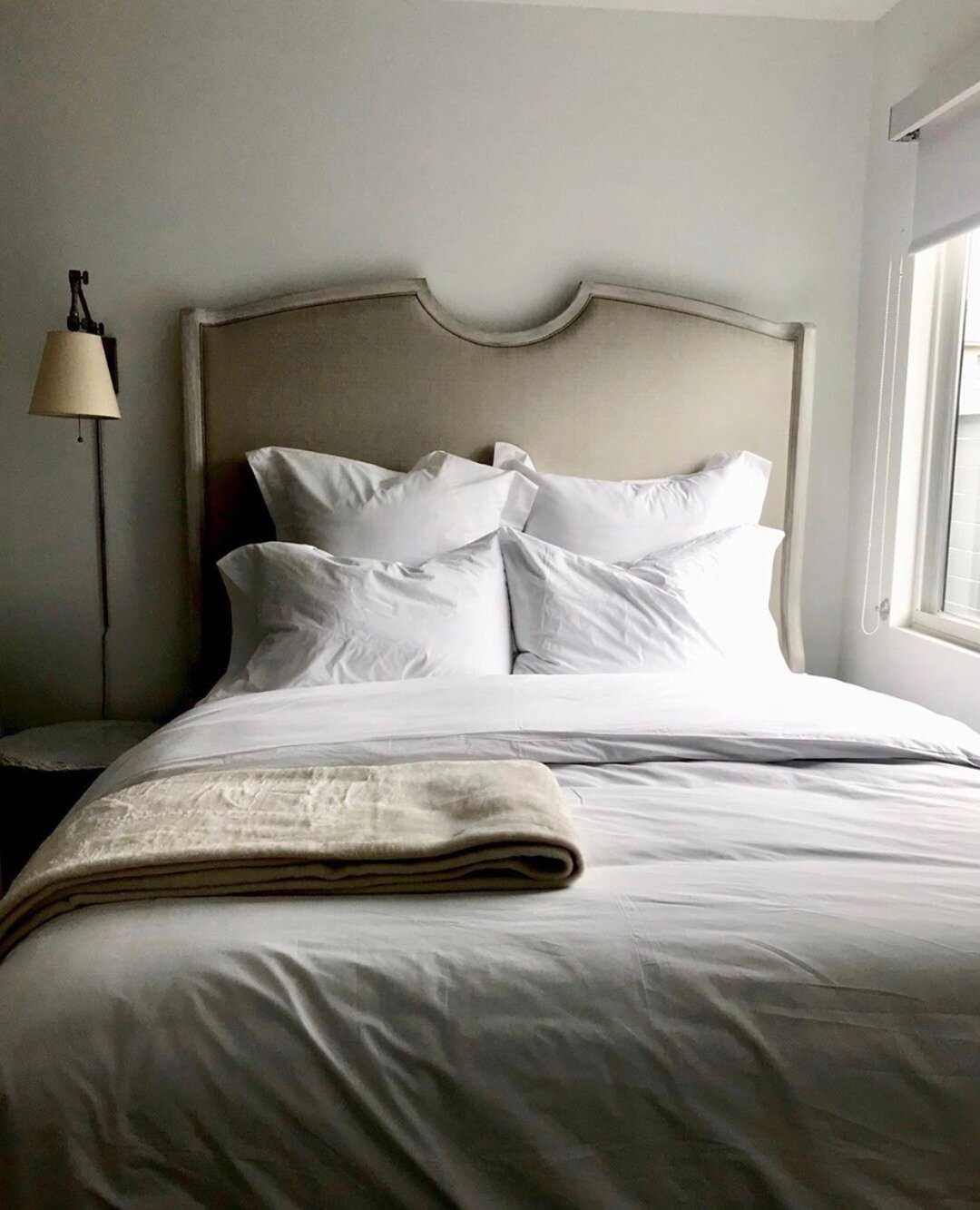 May your Saturday morning be filled with crisp, white linen, soft light, and a comfy bed. 🛏️⁠
________⁠
⁠
Bedding: @annieselke⁠
Light: @visualcomfortco⁠
Supplier: @furniturelandsouth @hart2hartdesigns