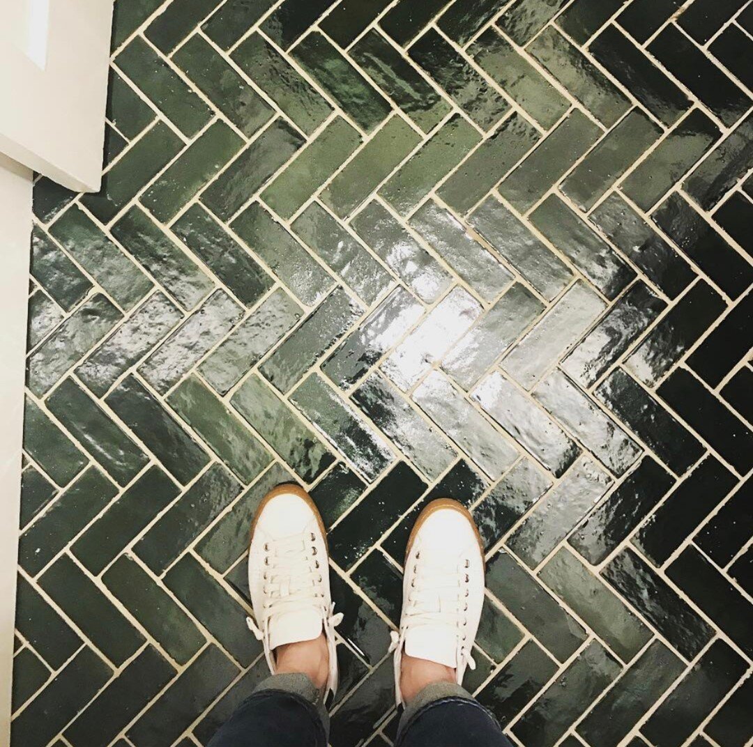 Feeling green with envy over this hand fired olive green tile in a herringbone pattern. 💚⁠
__________⁠
⁠
Tile: @cletile