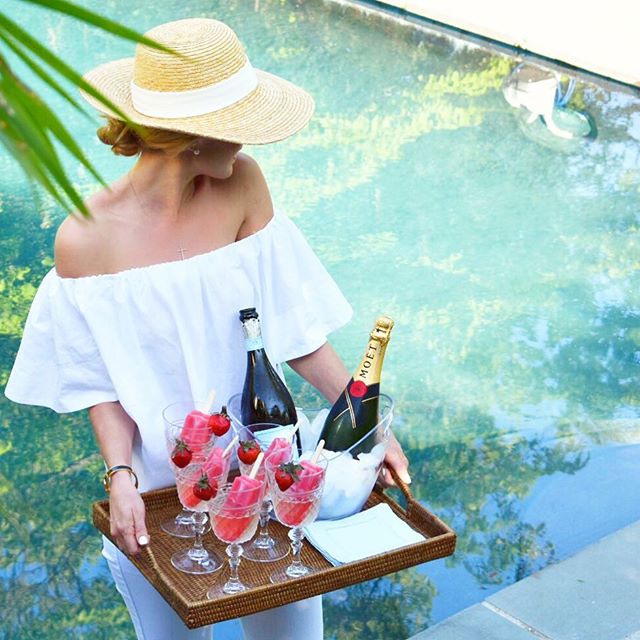 Popsicles with a side of champagne? Yes please 🙌🏼 If you&rsquo;re hosting an outdoor Memorial Day weekend soir&eacute;e serve this EASY, refreshing, and festive cocktail! All you need are store bought fruit pops (these are 🍓), bubbly, and acrylic 