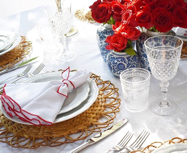 Kicking off MDW with this festive tablescape 🇺🇸 All it needs is some ros&eacute; to go with these roses! .
.
.
 Mode Living Napa Napkins ($48): @neimanmarcus // Water Hyacinth Placemat ($7.99): @pier1 // Brilliant Cut Acrylic Goblet ($4.17) @pier1 