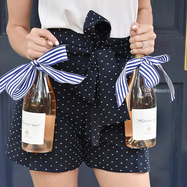 Add festive ribbons to the bottles for your hosts this Memorial Day 🇺🇸 // A great big CHEERS to our service men and women today, including a future serviceman (my little bro) who is heading to OCS this summer! //
.
.
.
Shorts are 40% off from @jcre