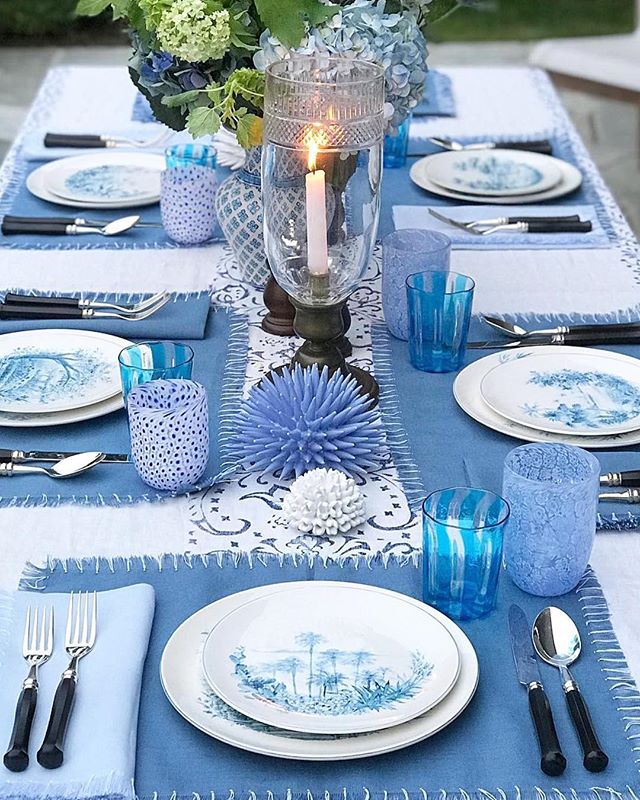 This tablescape by @landofbelle gives me major al fresco dinner party inspo 💙 #repost