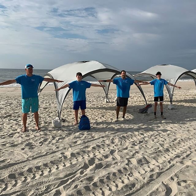 A great (and socially distant) crew in North Litchfield this morning!  Nice work!  #wevegotyoucovered #cabanacrew #northlitchfield #pawleysisland